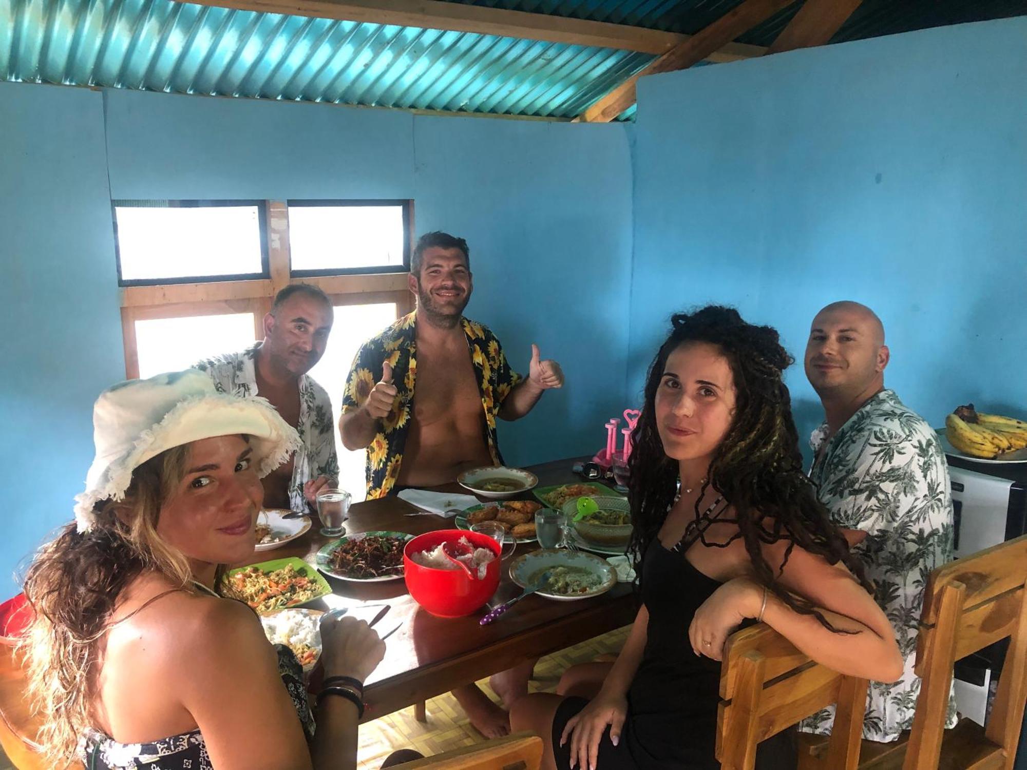 Dua Putri Komodo Homestay Exterior foto