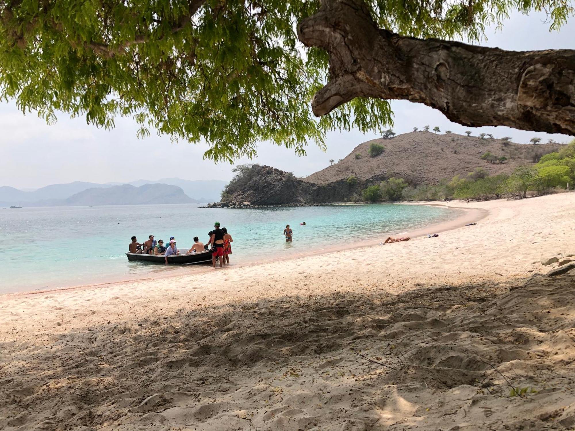 Dua Putri Komodo Homestay Exterior foto