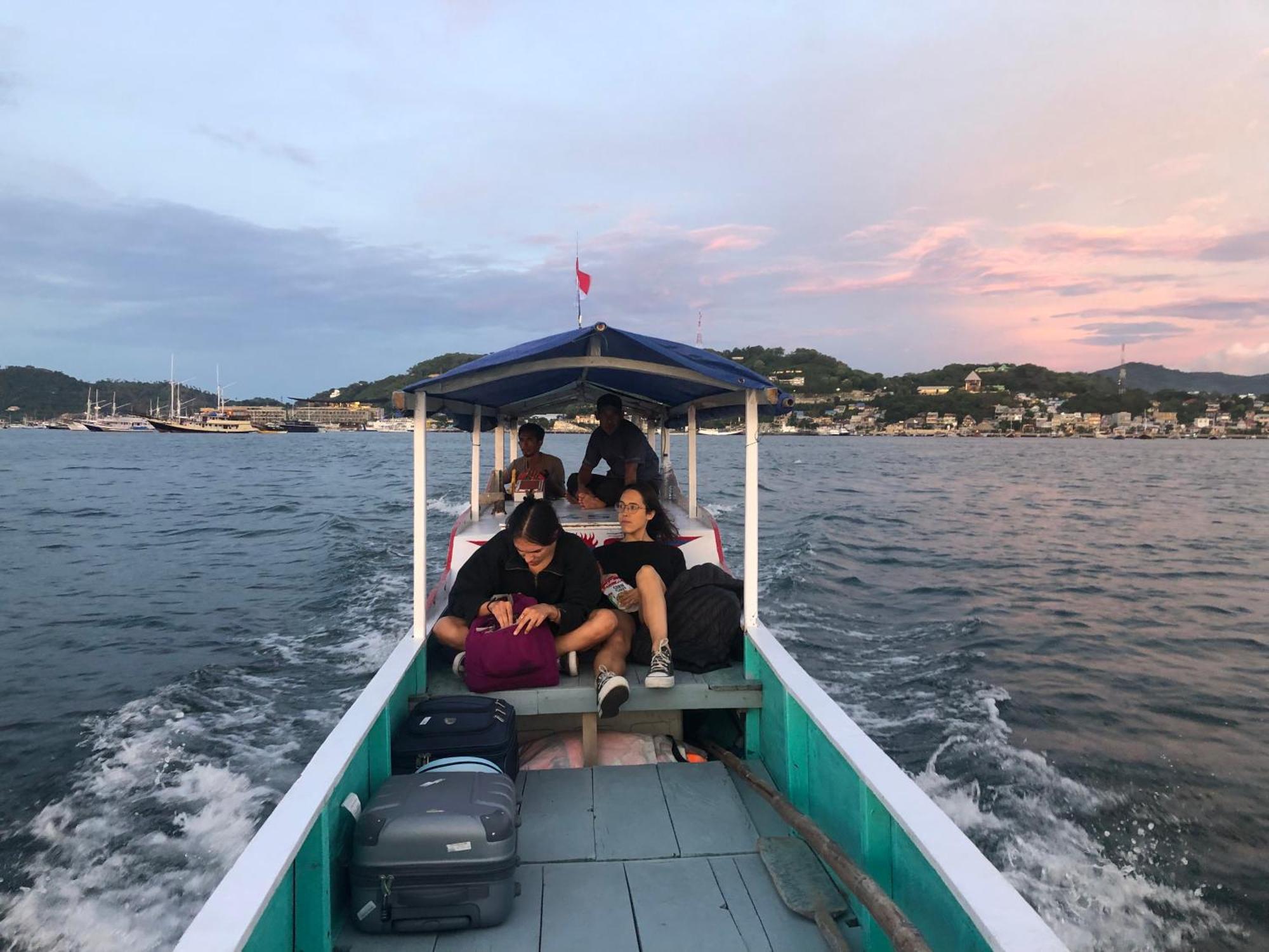 Dua Putri Komodo Homestay Exterior foto