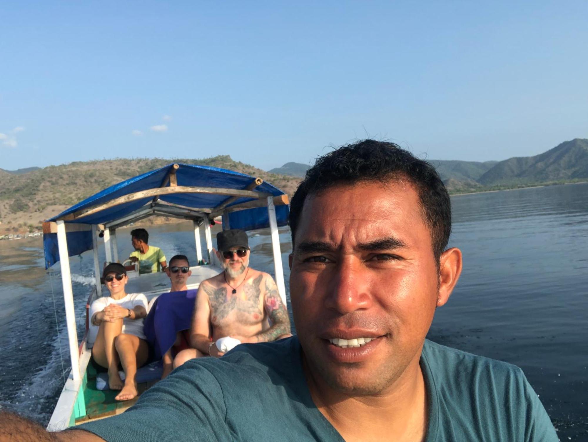 Dua Putri Komodo Homestay Exterior foto