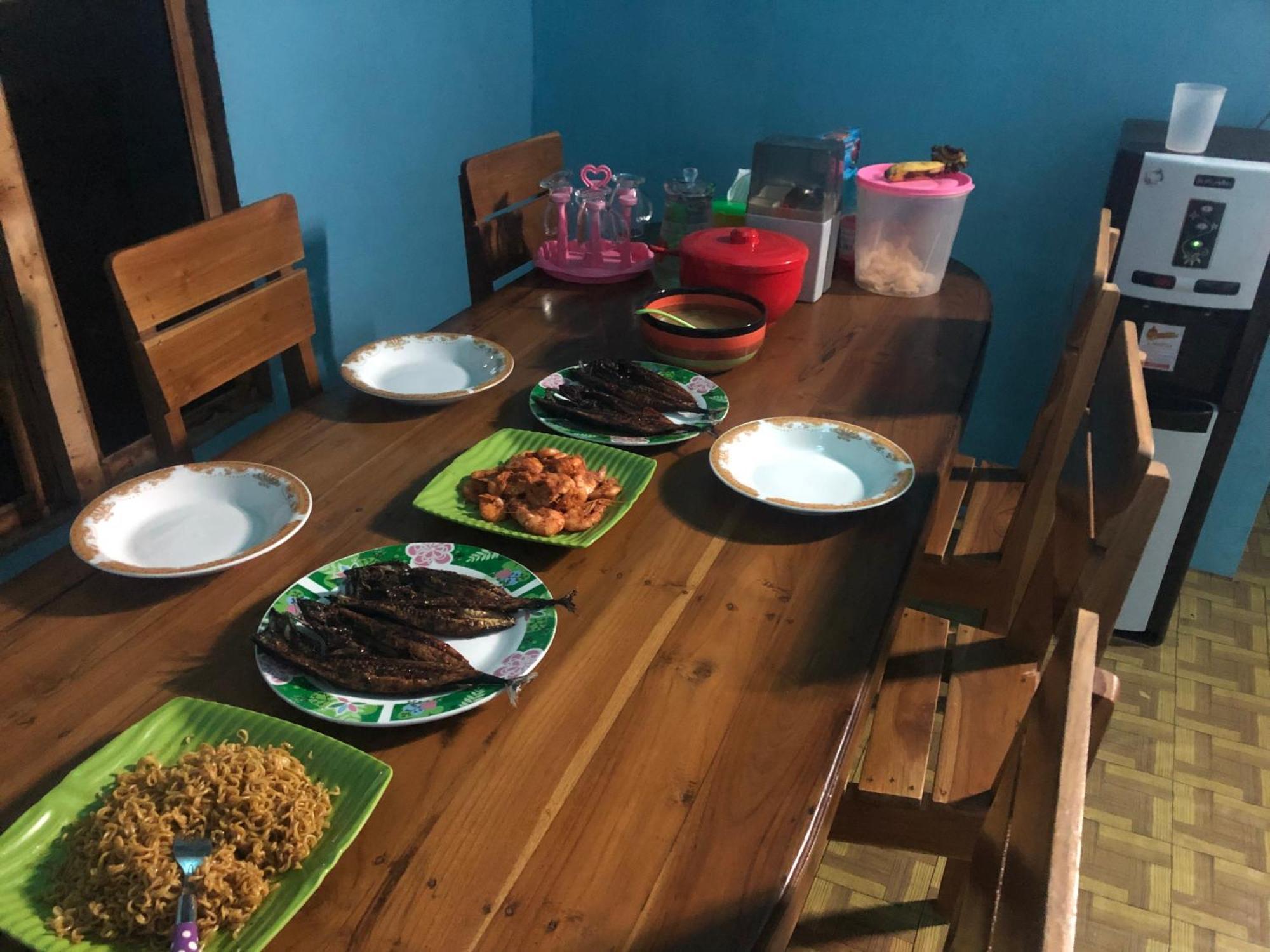 Dua Putri Komodo Homestay Exterior foto