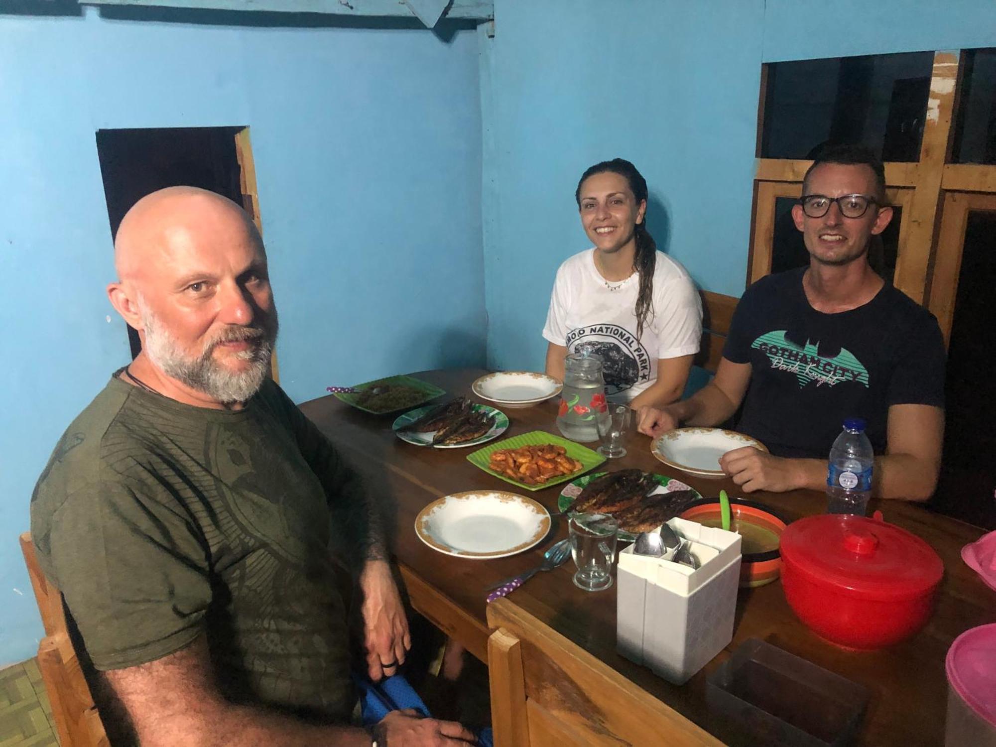 Dua Putri Komodo Homestay Exterior foto