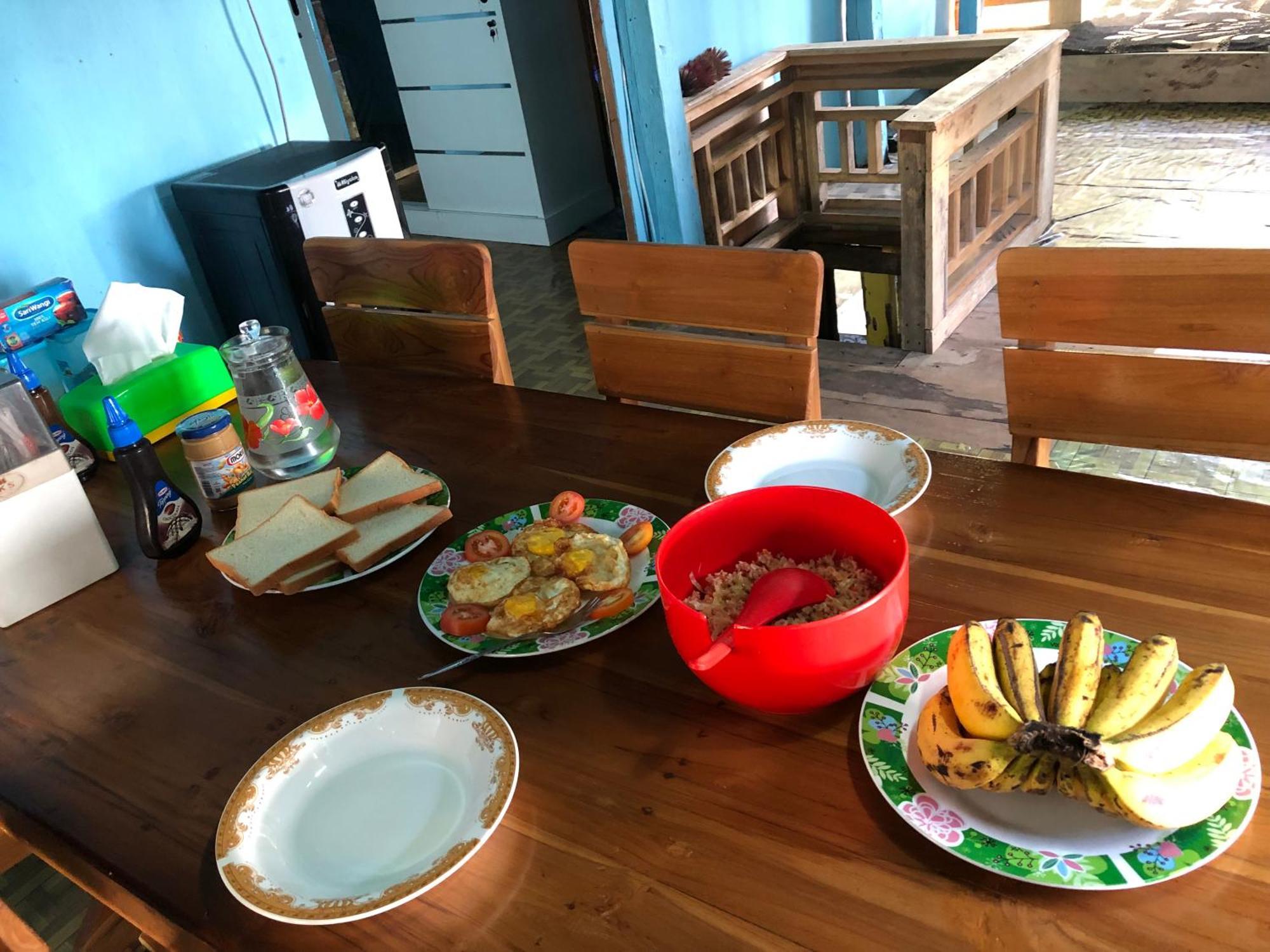 Dua Putri Komodo Homestay Exterior foto