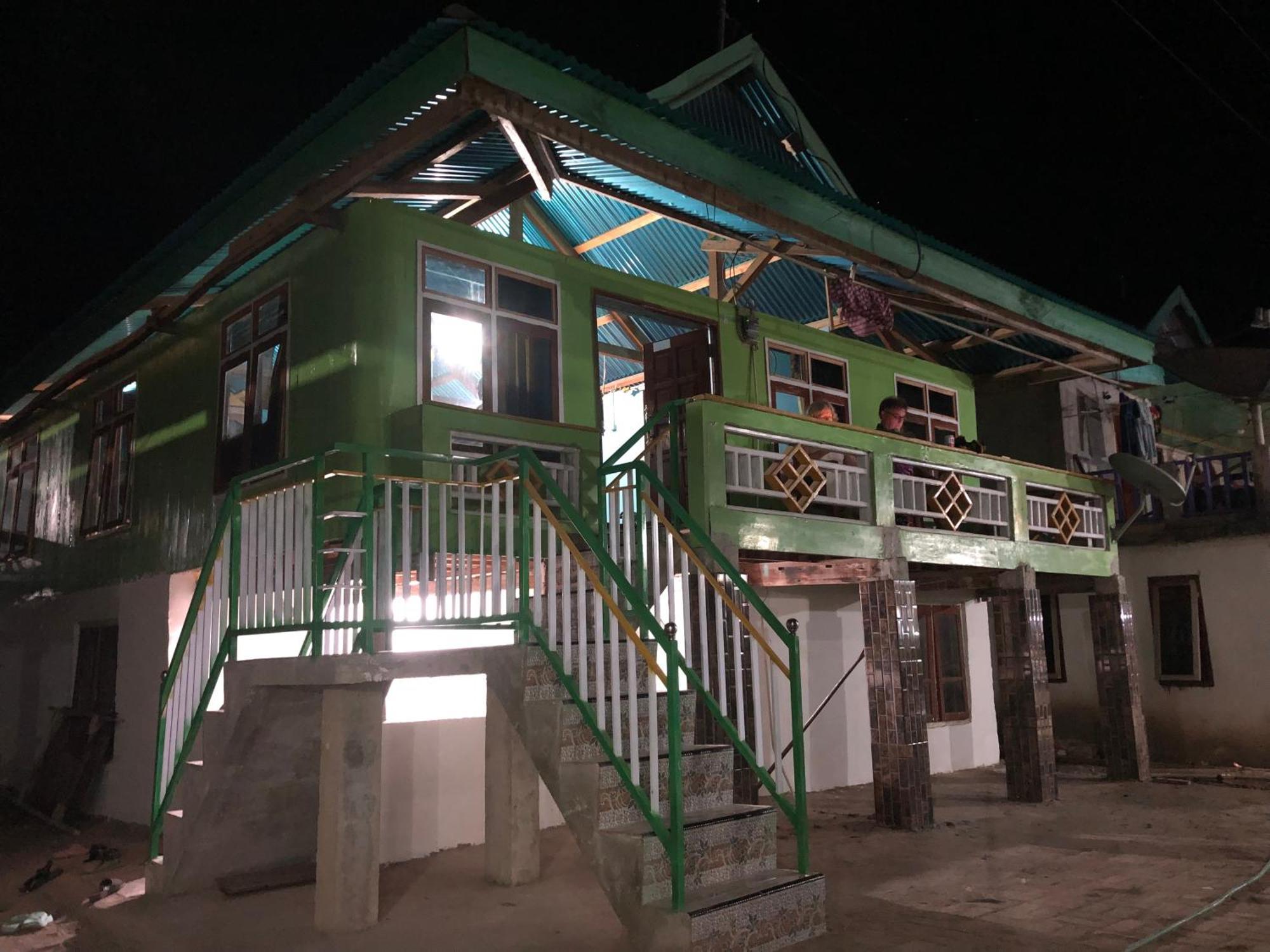 Dua Putri Komodo Homestay Exterior foto