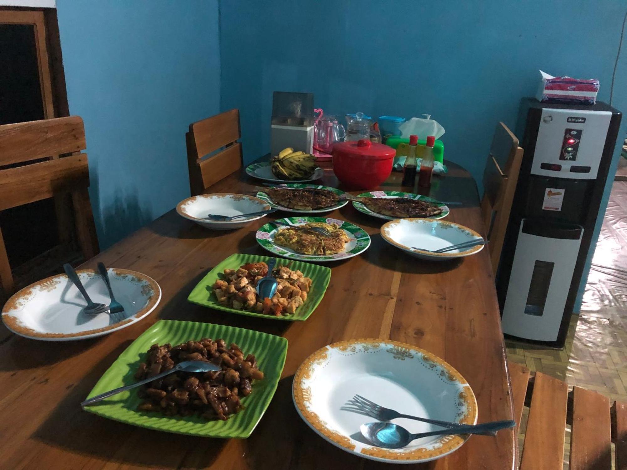 Dua Putri Komodo Homestay Exterior foto
