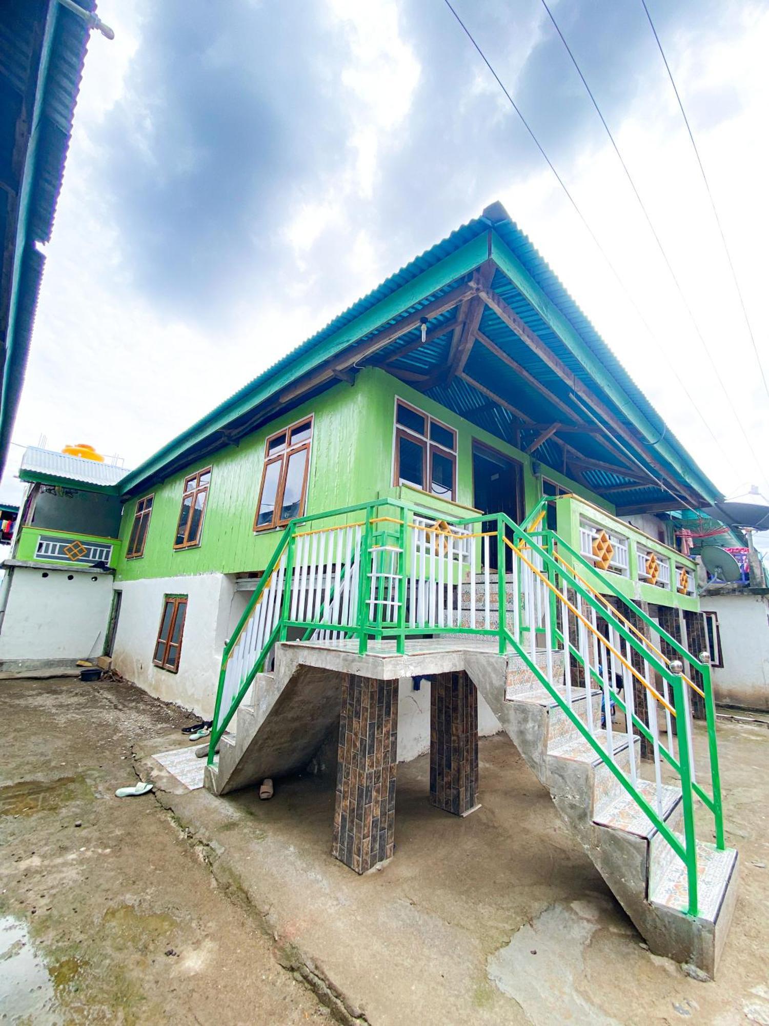 Dua Putri Komodo Homestay Exterior foto